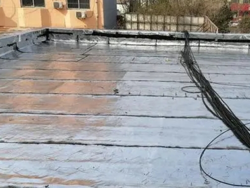 嘉峪关市卫生间漏水维修公司分享下嘉峪关市屋面楼顶防水刚性防水层施工要点。